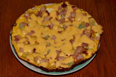 Pastırmalı, peynirli ve sarımsaklı omlet.