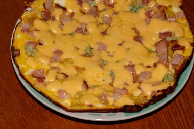 Pastırmalı, peynirli ve sarımsaklı omlet.