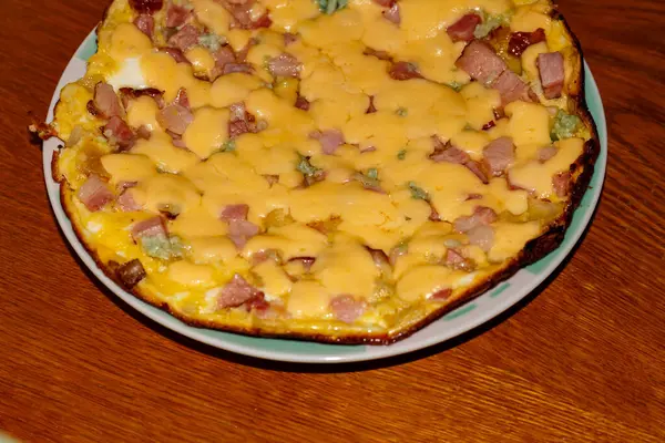 Pastırmalı, peynirli ve sarımsaklı omlet.