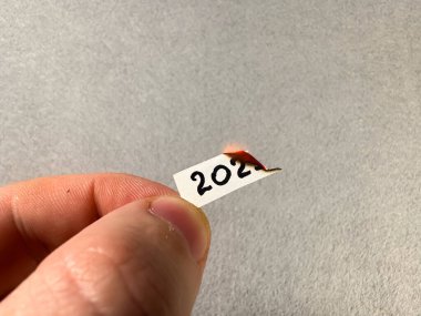 2025 rakamları yanan bir kağıt parçasında