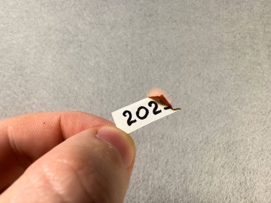 2025 rakamları yanan bir kağıt parçasında