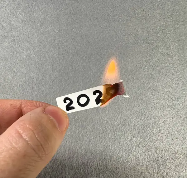 2025 rakamları yanan bir kağıt parçasında