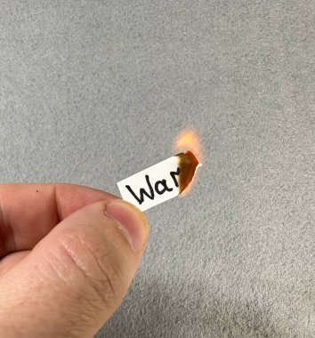 Yanan bir kağıt parçasındaki metin savaşı.