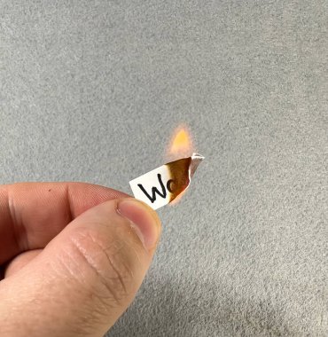 Yanan bir kağıt parçasındaki metin savaşı.