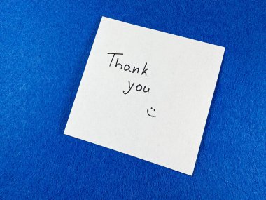 Üzerinde metin olan etiket Mavi arkaplan için teşekkürler