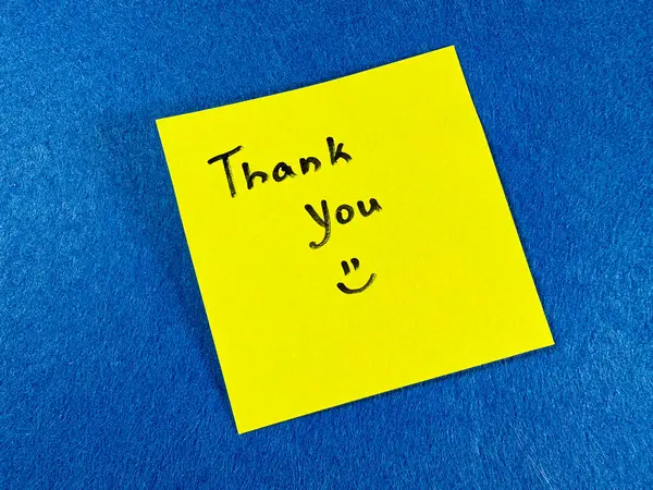 Üzerinde metin olan etiket Mavi arkaplan için teşekkürler