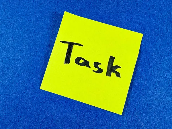 Mavi arkaplanda metin görevi olan etiket