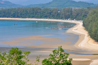 Tayland 'da okyanus kıyısındaki tekneler Phuket adasında