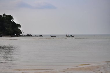 Tayland 'da okyanus kıyısındaki tekneler Phuket adasında