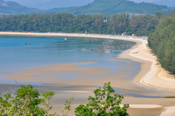 Tayland 'da okyanus kıyısındaki tekneler Phuket adasında