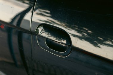 Şehir caddesinde eski siyah Alman arabası