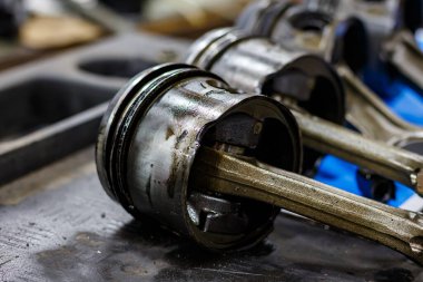 Otomotiv Motor Parçaları: Silindir Kafa, Motor Bloğu, Crankshaft, Pistons. Araba Servisi 'nde elden geçirme.