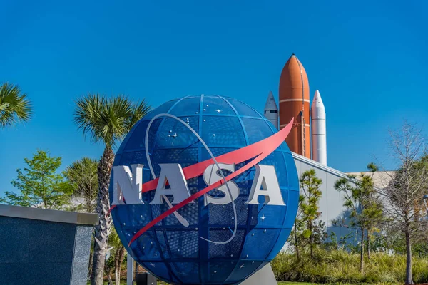 NASA küresinin ve Atlantis uzay mekiği motorlarının Florida 'daki Kennedy Uzay Merkezi' ndeki görüntüsü..