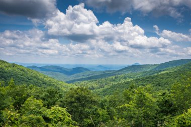 Kuzey Georgia 'daki ufuk ve uzak dağların manzarası.