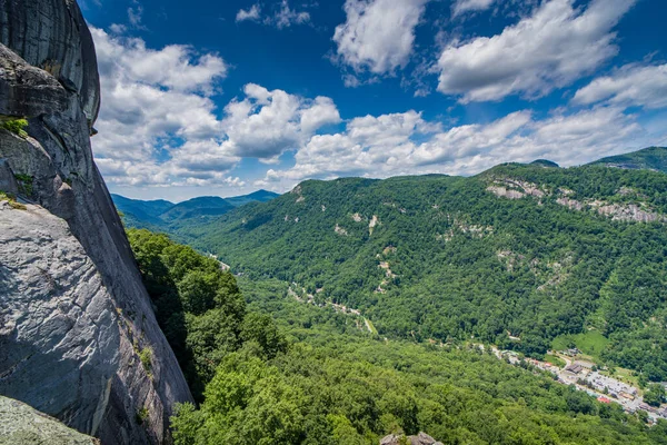 N. Carolina 'daki Chimney Rock' ın tepesinden bir manzara..