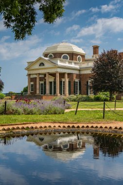 Monticello 'nun ön taraftaki gölde yansıması olan bir fotoğrafı.