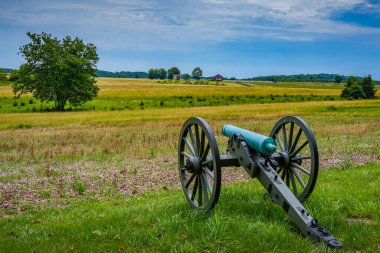 Pennsylvania 'da Gettysburg' daki tarlalara bir top bakıyor.