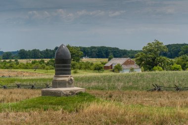 Gettysburg 'daki çiftlik arazisi savaş alanlarında büyük bir kurşun şekilli anıt.