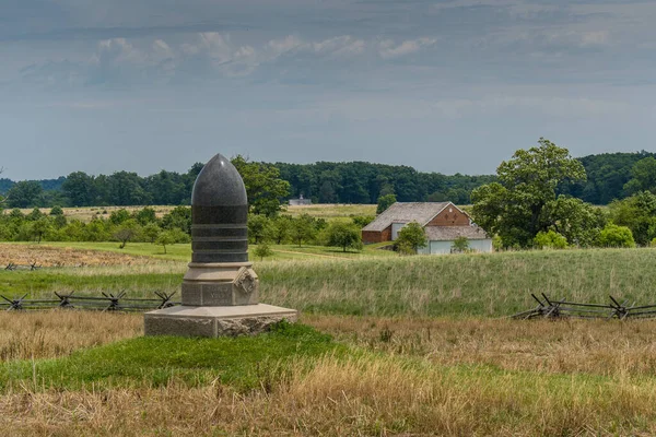 Gettysburg 'daki çiftlik arazisi savaş alanlarında büyük bir kurşun şekilli anıt.