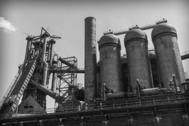 Pittsburgh PA 'daki Carrie Furnaces dökümhanesinin üstündeki kuleler.