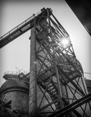 Pittsburgh 'daki Carrie Furnaces' in çelik yapısından güneş tepede.