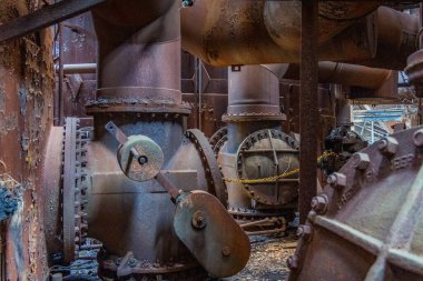 Büyük çelik ve demir kapakçık boruları paslanmış ve Pittsburgh PA 'da Carrie Furnaces' i soyuyor.