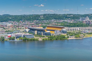 Acrisure Stadyumu manzarası, eskiden Heinz Stadyumu Pittburgh 'da üç nehir üzerinde.