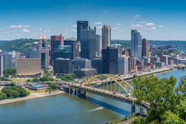 Pittsburgh şehir merkezindeki nehrin karşısındaki gökdelenlerde Monongahela Nehri üzerinde köprü var.