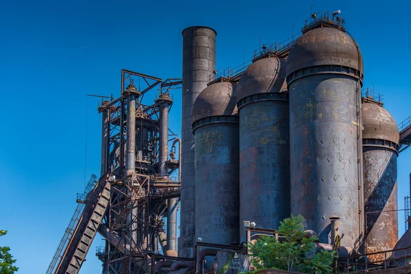 Pittsburgh PA 'daki Carrie Furnaces' in büyük kuleleri.