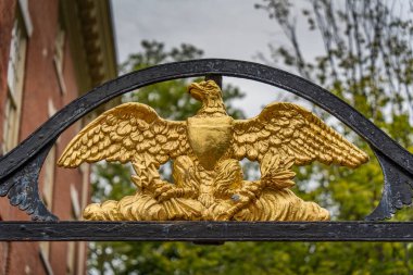 Bir altın kartal Philadelphia 'daki Independence Hall yakınlarındaki bir kapının tepesini şereflendiriyor.