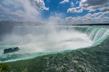 Niyagara Eyalet Parkı 'ndaki At Nalı Şelalesi' ne giren izleyicilerle dolu Sisli Teknenin Bakiresi.