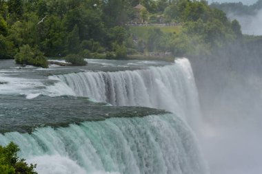 Niagara Şelalesi Eyalet Parkı 'ndaki Amerikan Şelalesi' nin yakın görüntüsü.