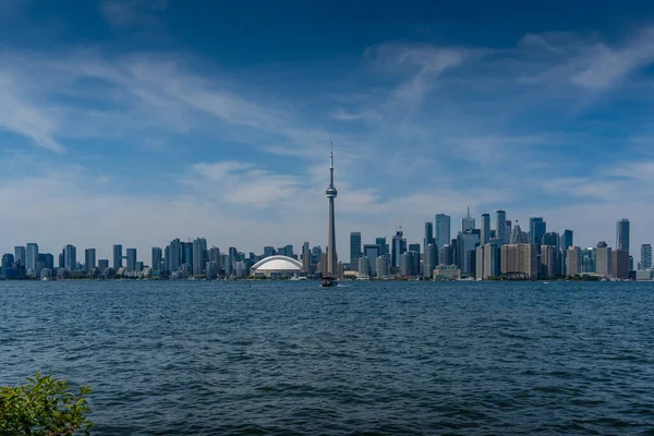 Toronto şehrinin yakın bir görüntüsü. Suyun ötesinden Kanada gökyüzüne yükseliyor.