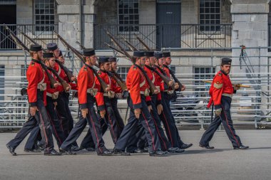 Bir grup asker Kingston Kanada 'daki Henry Kalesi' ne yürüyorlar.