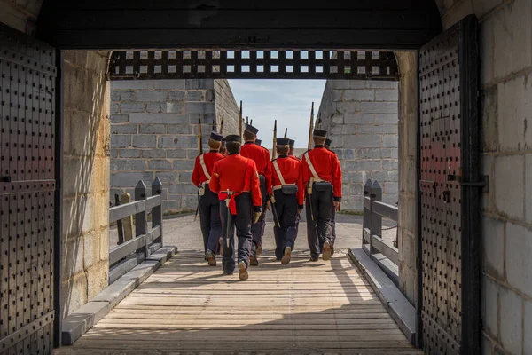 Bir grup asker Kingston Kanada 'daki Henry Kalesi' nde kilit altında yürüyorlar.