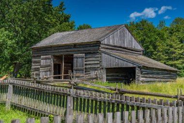 Ontario Kanada 'da çitleri olan eski bir ahır.
