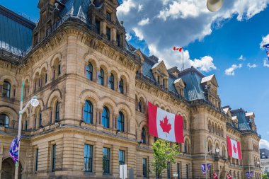 Ottawa 'da Kanada Günü' nde bayrakları sergilenen büyük bir Fransız binası