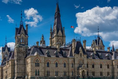Ottawa Kanada şehir merkezinde kuleleri olan güzel ve detaylı bir bina.