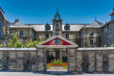 Montreal Kanada şehir merkezinde kapısı olan taş bina.