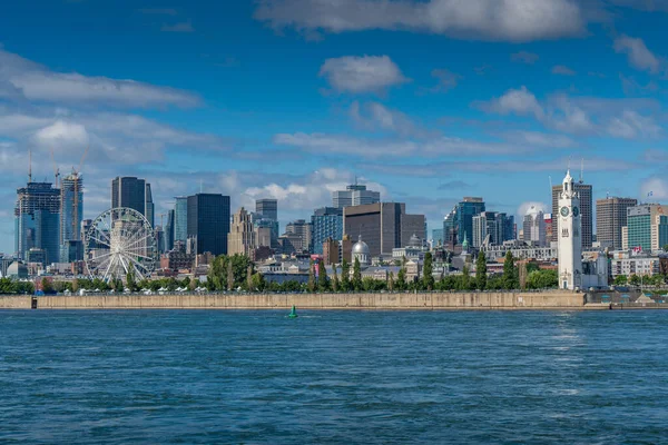 Quebec nehrindeki bir tekneden Eski ve New Montreal manzarası