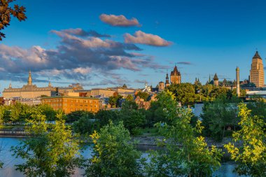 Kanada 'nın Quebec şehrinin nehrin karşısından görünüşü
