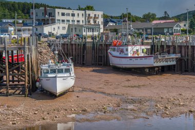 Dalgalar yüzünden teknelerin karaya yanaşması.