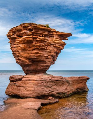 Fiona yok etmeden önce Prens Edward Adası 'ndaki Thunder Cove Sahili' ndeki Teacup Rock 'ın son fotoğraflarından biri.