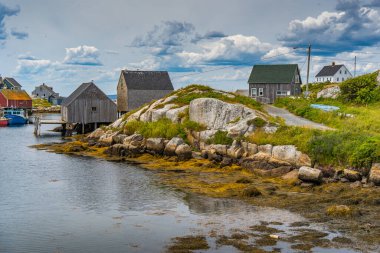 Nova Scotia Kanada 'daki Peggys Koyu' nda büyük kaya oluşumu