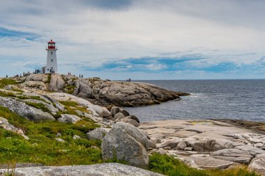 Nova Scotia Kanada 'daki Peggys Koyu' ndaki deniz fenerinin manzarası