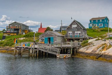 Nova Scotia Kanada 'daki Peggys Koyu' nda bir kayıkhane ve rıhtım.