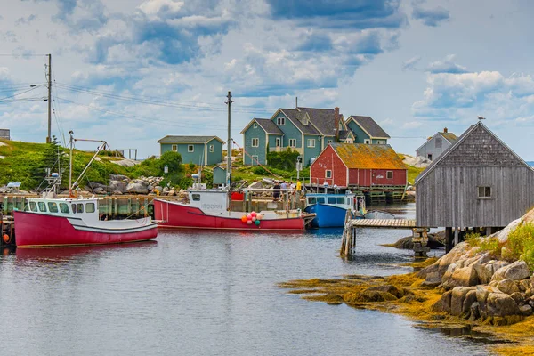 Peggys Körfezi Nova Scotia 'da renkli binalar ve tekneler