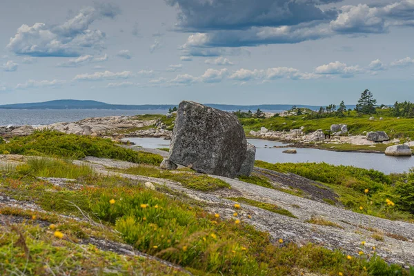 Ein Großer Felsen Sitzt Auf Einem Kleineren Felsen Einem Feld — Stockfoto