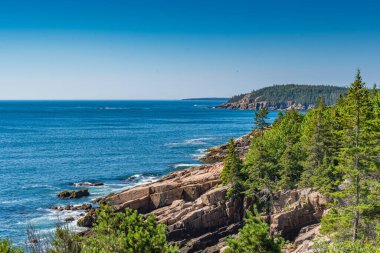 Maine 'deki Acadia Ulusal Parkı' nda okyanus ve kayalık kıyı manzarası