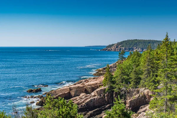 Maine 'deki Acadia Ulusal Parkı' nda okyanus ve kayalık kıyı manzarası